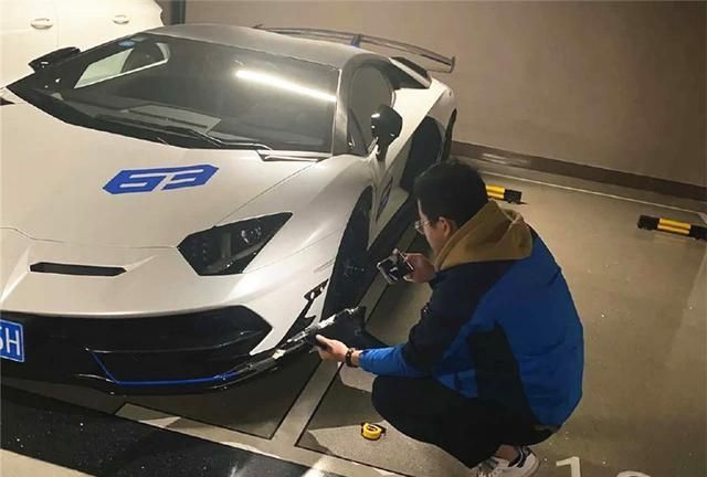 宾利在地下车库撞上兰博基尼,车主：我这车1100万,你也敢撞?休闲区蓝鸢梦想 - Www.slyday.coM