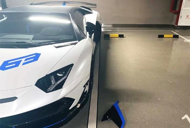 宾利在地下车库撞上兰博基尼,车主：我这车1100万,你也敢撞?休闲区蓝鸢梦想 - Www.slyday.coM