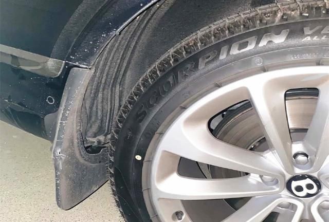 宾利在地下车库撞上兰博基尼,车主：我这车1100万,你也敢撞?休闲区蓝鸢梦想 - Www.slyday.coM