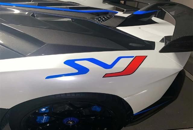 宾利在地下车库撞上兰博基尼,车主：我这车1100万,你也敢撞?休闲区蓝鸢梦想 - Www.slyday.coM