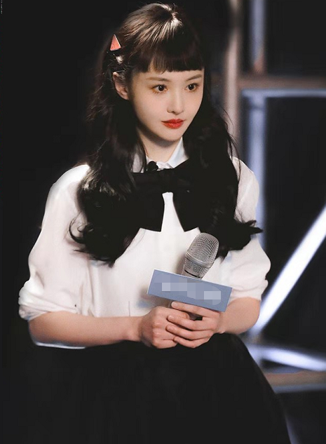 郑爽回归《追光》,头戴粉色的发卡甜美可爱,梳齐刘海美成初恋