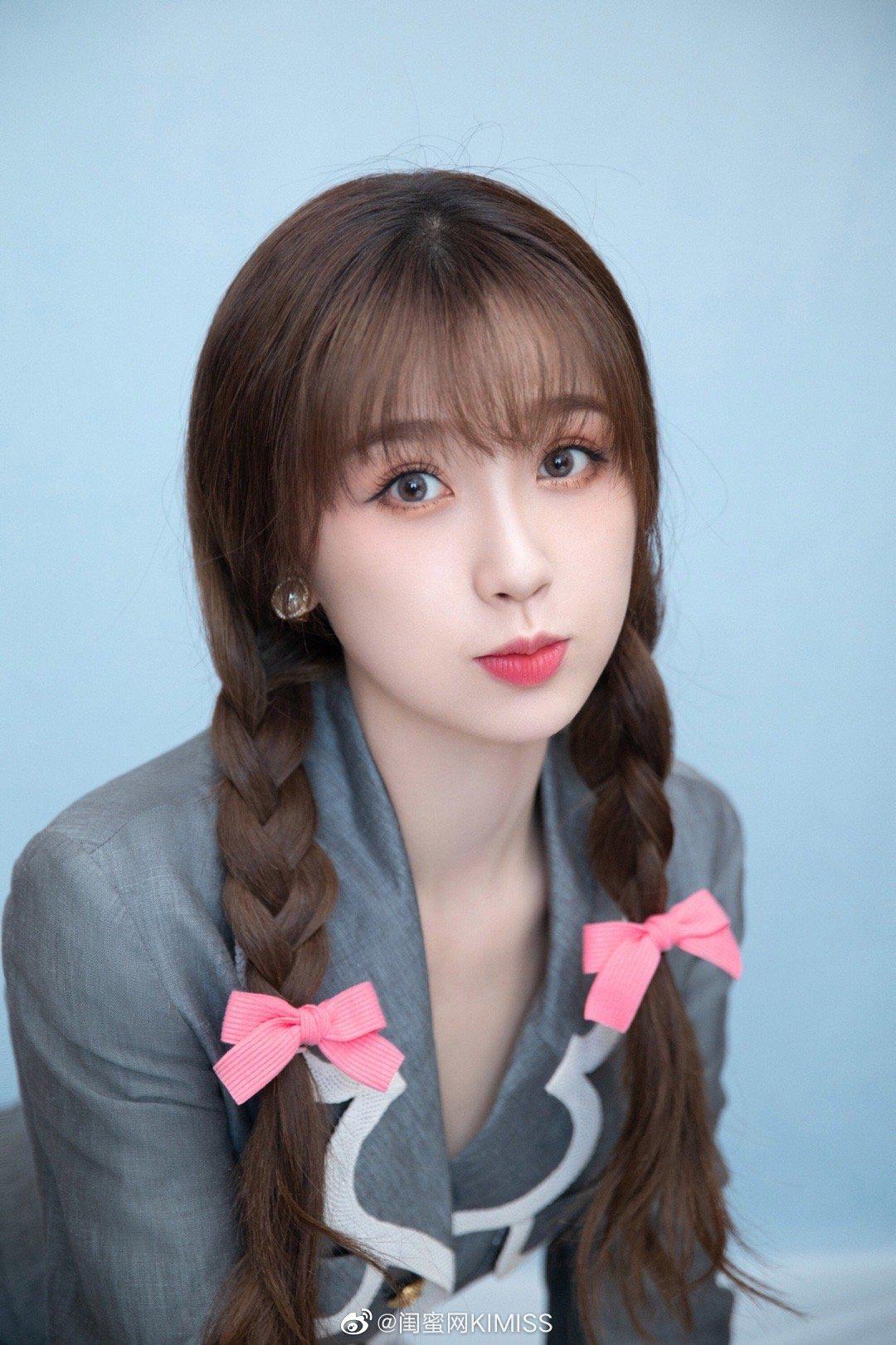 可爱的欣欣子化身助教回归到青你3的舞台