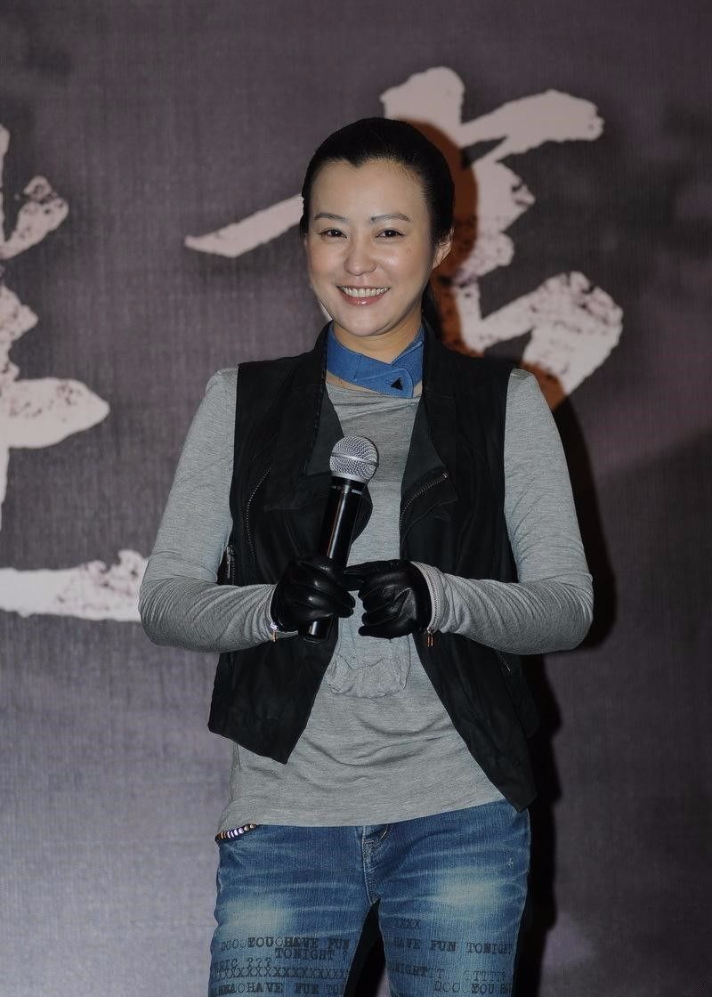 郝蕾带俩儿子吃饭,素颜干黄又是一张大饼脸,就是个普通老阿姨