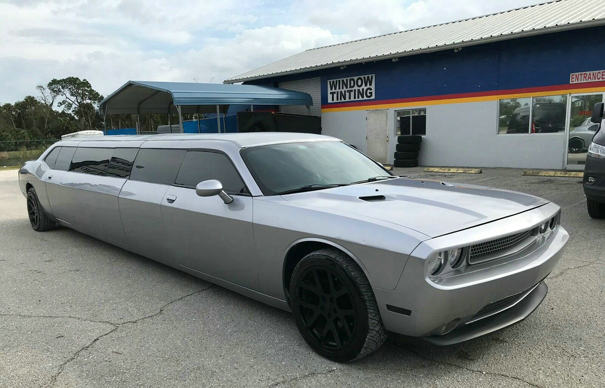 售价仅325万美元改装鸥翼门的道奇挑战者加长版