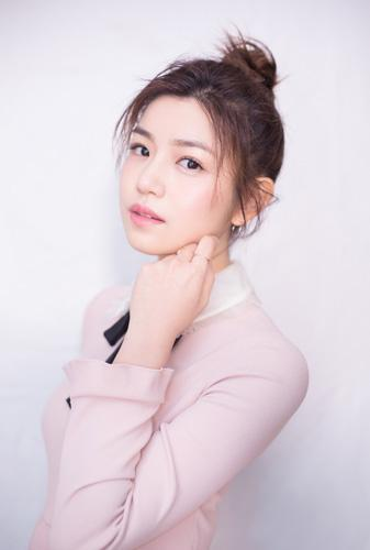 陈妍希还染了一个红颜色的头发,高高扎起的马尾辫,和曾经的校园女神