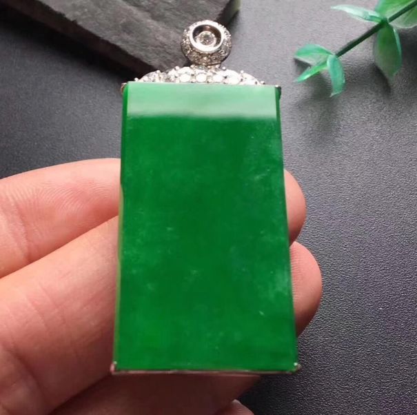 翡翠无事牌里的小秘密,这玩意儿能压碎,买的时候真要注意