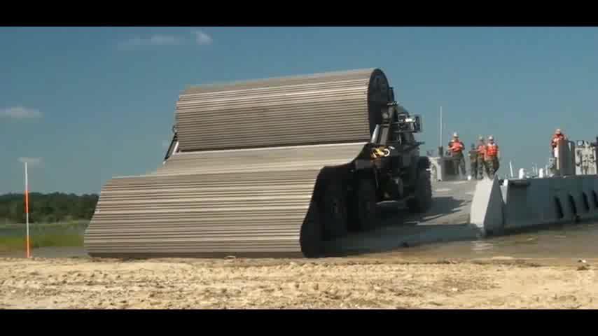 军用铺路车,逢山开道遇水搭桥,太强悍了!