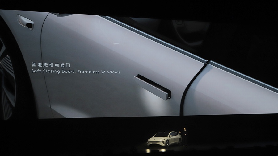 蔚来et7全系标配智能无框电吸门,搭配全球首款基于uwb技术的数字钥匙