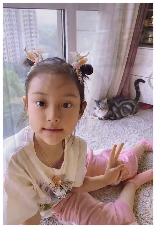 李小璐晒与女儿合照,甜馨五官像极贾乃亮,和贾乃亮越来越像