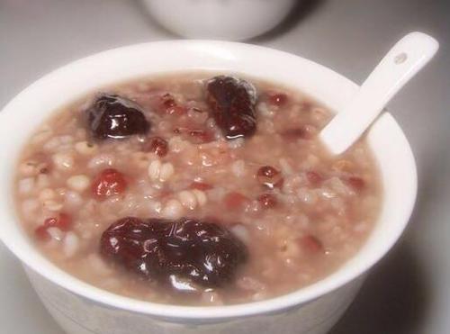 薏米:50红豆:50红枣:5粒做法:1淘洗干净,浸泡10分钟2清水400毫升3放入