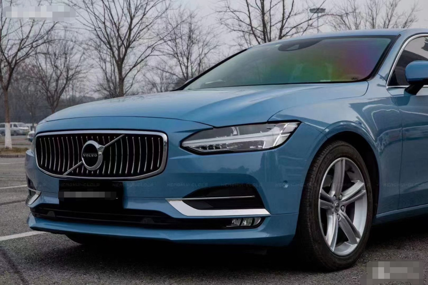 沃尔沃s90(配置|询价)全车换色瓷器蓝,蓝作为冷色调中最冷的颜色,总给