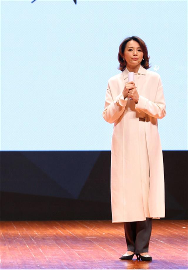 董卿素颜录节目,下巴尖到脸变形,不漂亮但有诗书气质华