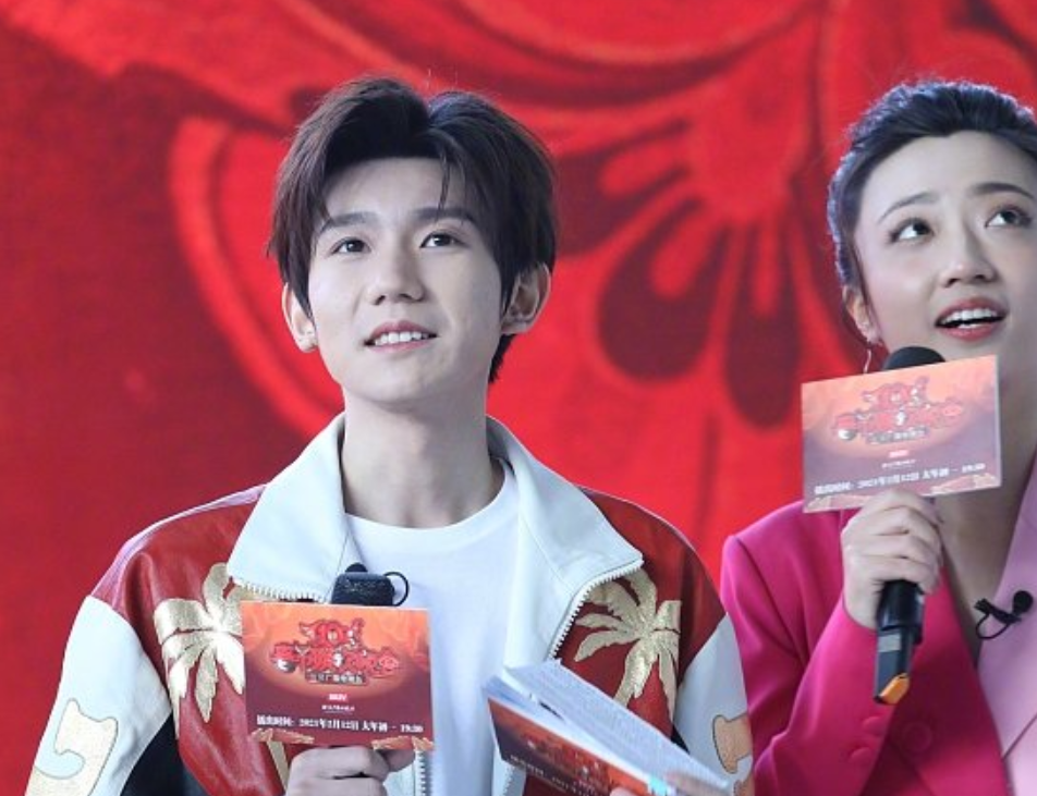 迪丽热巴接代言双马尾出镜王源美颜滤镜下忽胖忽瘦现场吃不停