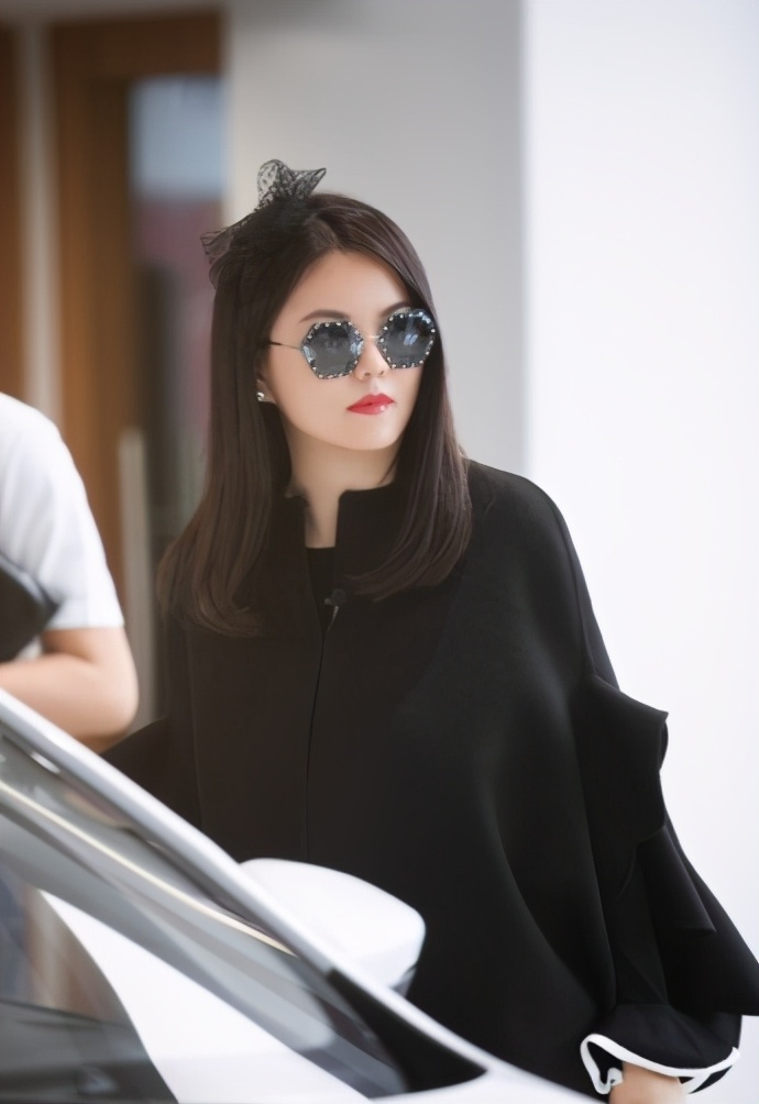 说实话,其实李湘长得挺好看的,这个时候也是戴着墨镜,感觉戴起墨镜的