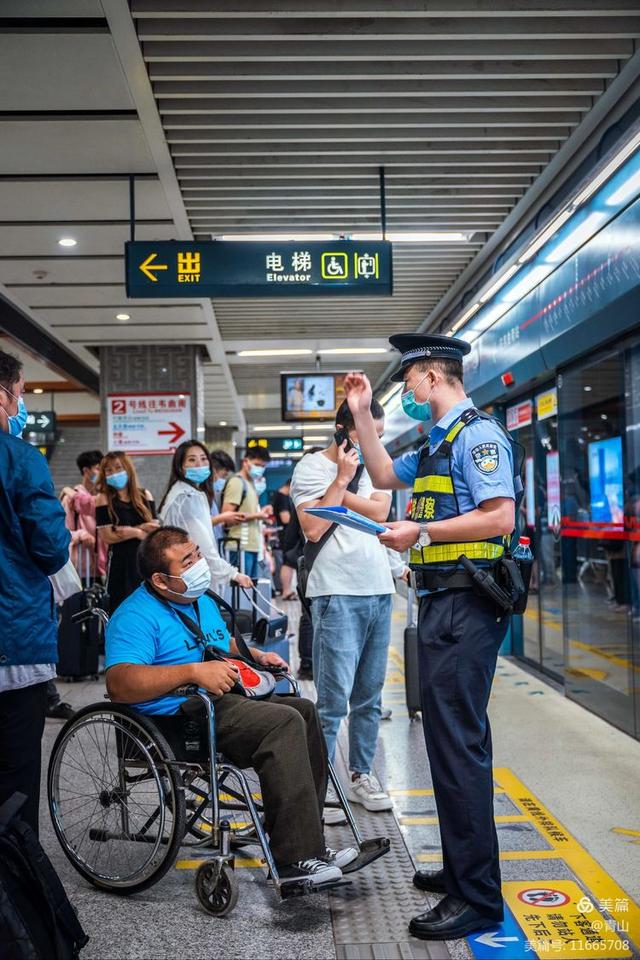 随着西安地铁线路越来越多,选择地铁出行的群众也越来越多.