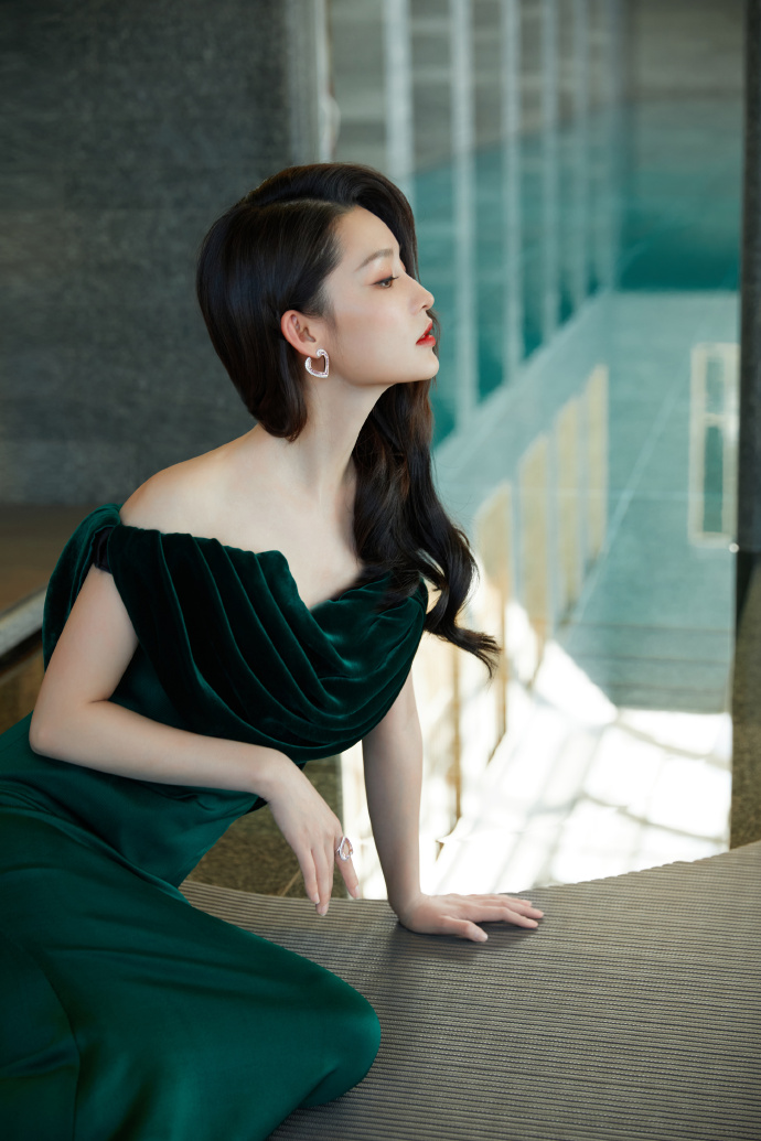 李沁穿修身抹胸长裙 大秀香肩性感十足