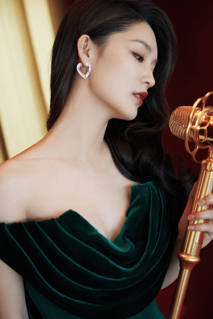 李沁穿修身抹胸长裙 大秀香肩性感十足