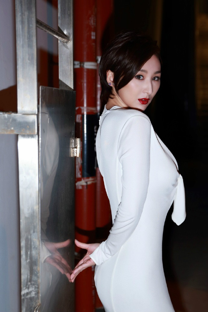 高海宁"翻红"后越发不羁,为证自己是港风女神,挑战"裂缝裙"