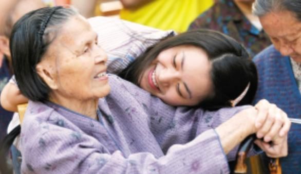 产房外冻龄姥姥走红被当作宝妈路人刚生完娃就下地