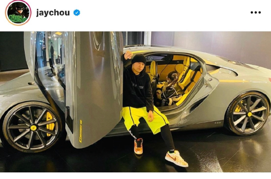 41岁周杰伦晒百万豪车,5岁女儿罕露面,坐后座气质超像昆凌