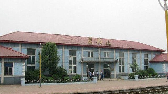 辽宁省本溪市的一座矿区火车站歪头山站