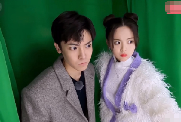 《平行时空》侯明昊杨超越有cp感,撒糖互动被赞言情小说成真了