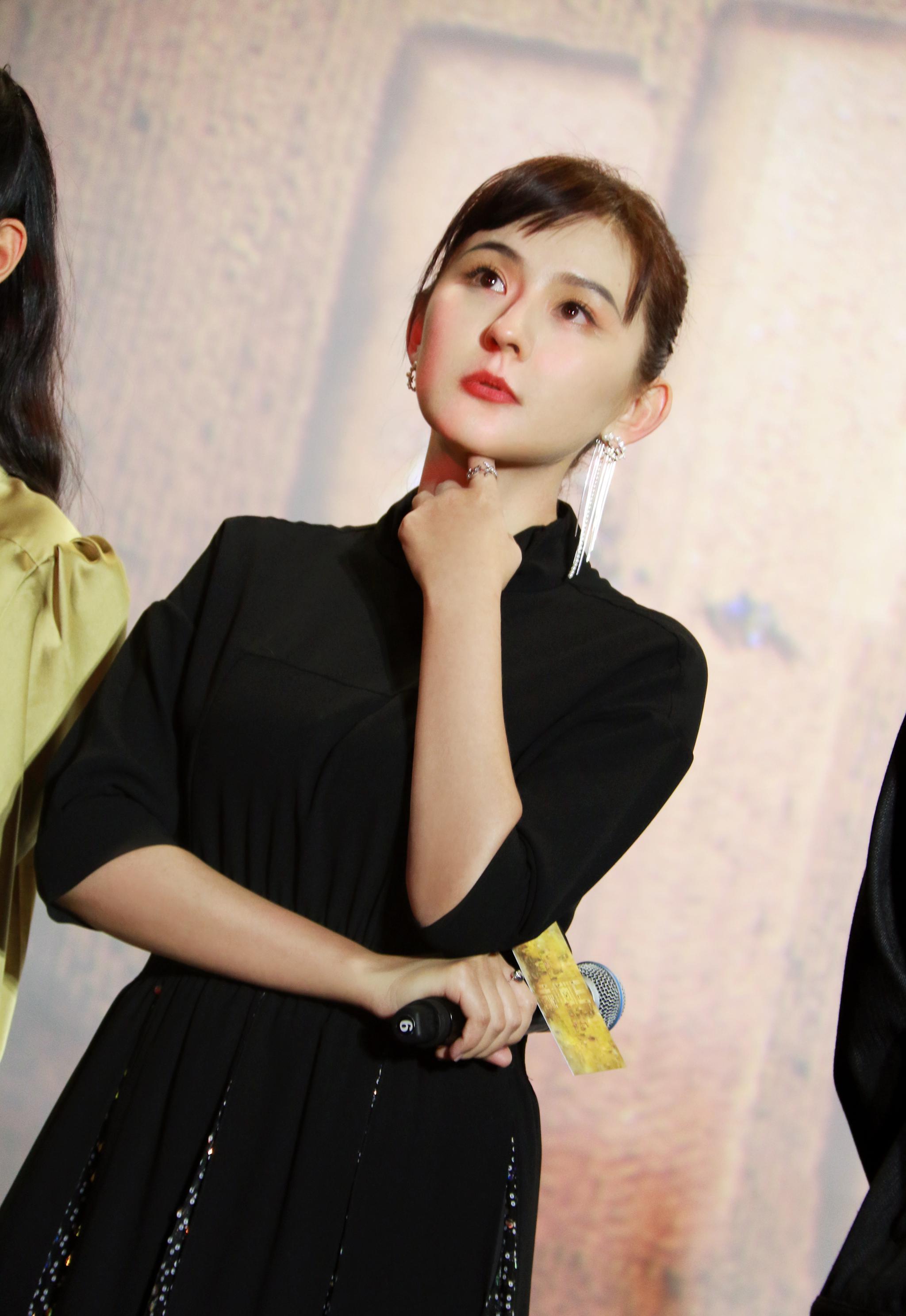 热依扎产后复出穿小黑裙勒出蛮腰力证自己恢复好魅力更胜从前