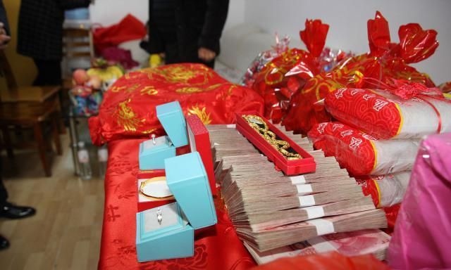 对于女方的父母来说,自己辛辛苦苦养育的女儿,就这样拱手让人,内心