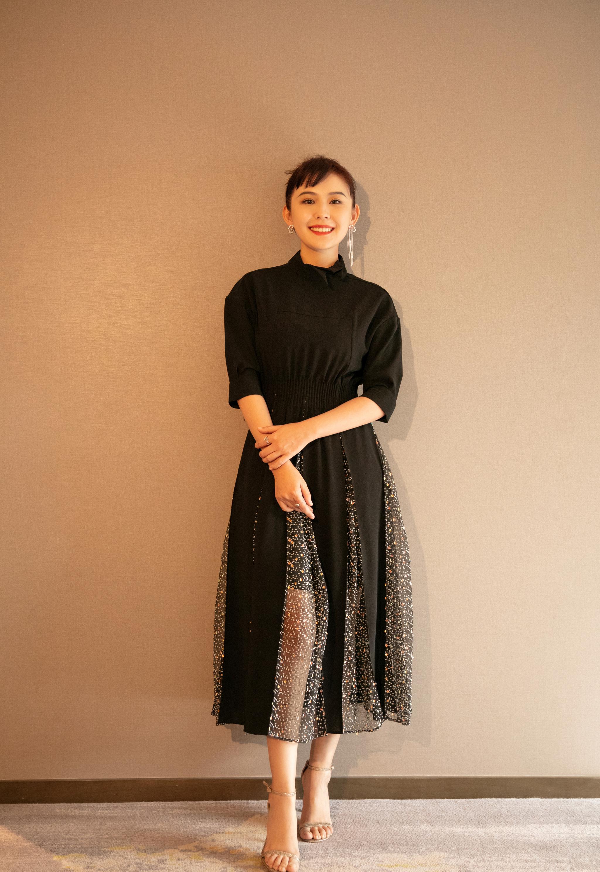 热依扎产后复出穿小黑裙勒出蛮腰力证自己恢复好魅力更胜从前