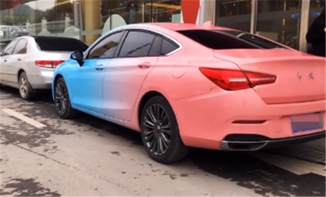 "蓝红双拼"红旗h5,全车贴膜渐变彩绘色,还是大陆首台