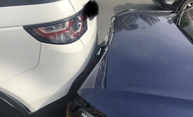 女司机给路虎贴追尾必嫁,小伙一脚油门撞上,结果让他没想到