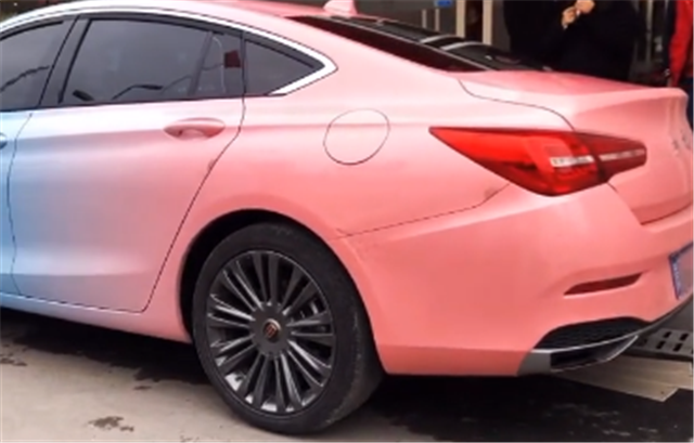 "蓝红双拼"红旗h5,全车贴膜渐变彩绘色,还是大陆首台