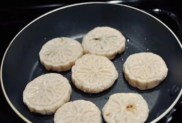 1 /山药蒸熟后碾成泥,加入藕粉拌匀,如果是无糖藕粉可以适当补糖.