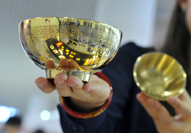 公务员是"铁饭碗",但是"金饭碗"吃饭更香,工资待遇更优