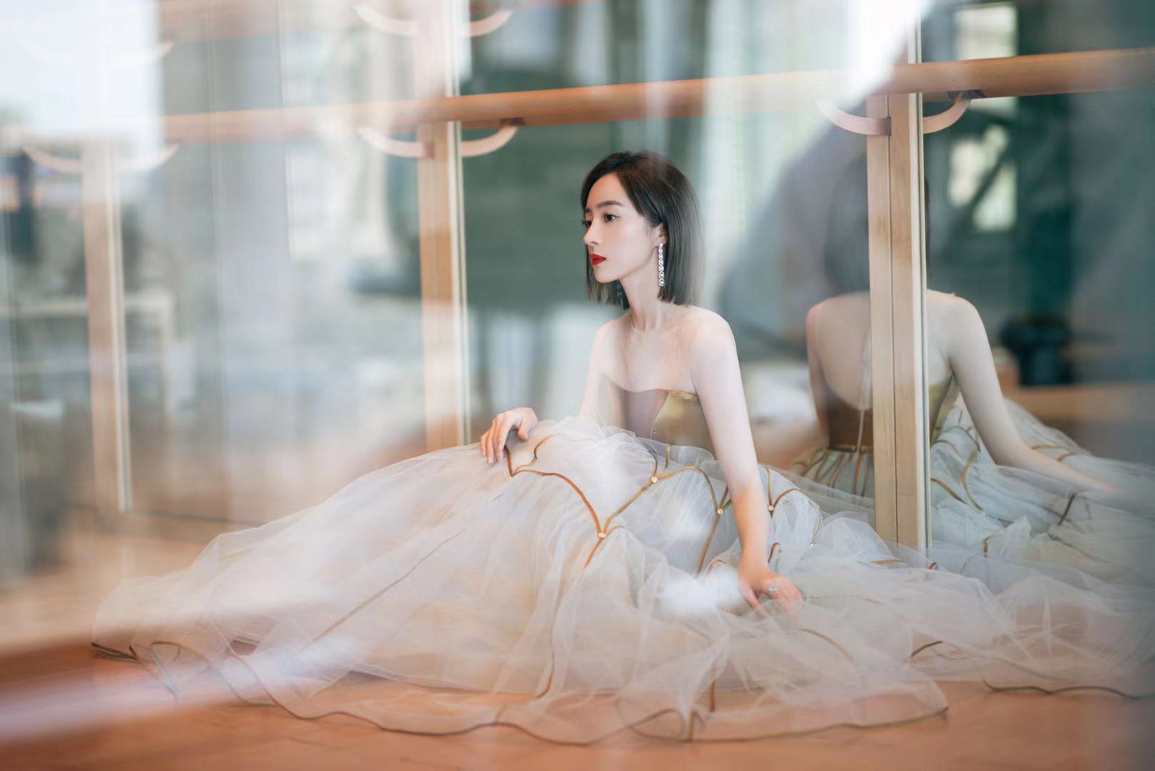 胡冰卿穿衣品味越来越好了,一身金色礼服还挺仙