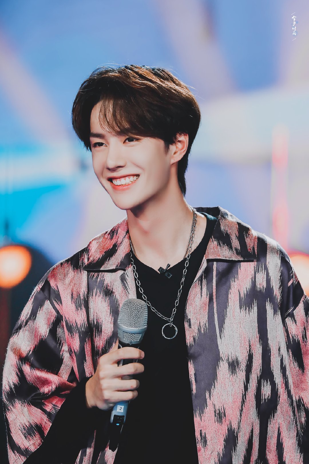 外表酷酷,内心甜甜的男孩子|王一博|印花|滑板_新浪新闻