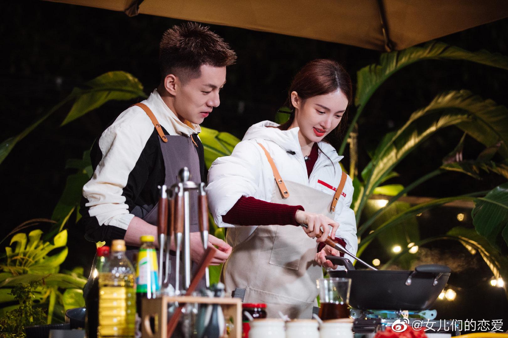 与casper卡斯柏一起自己准备晚餐两人在市场向老板询价