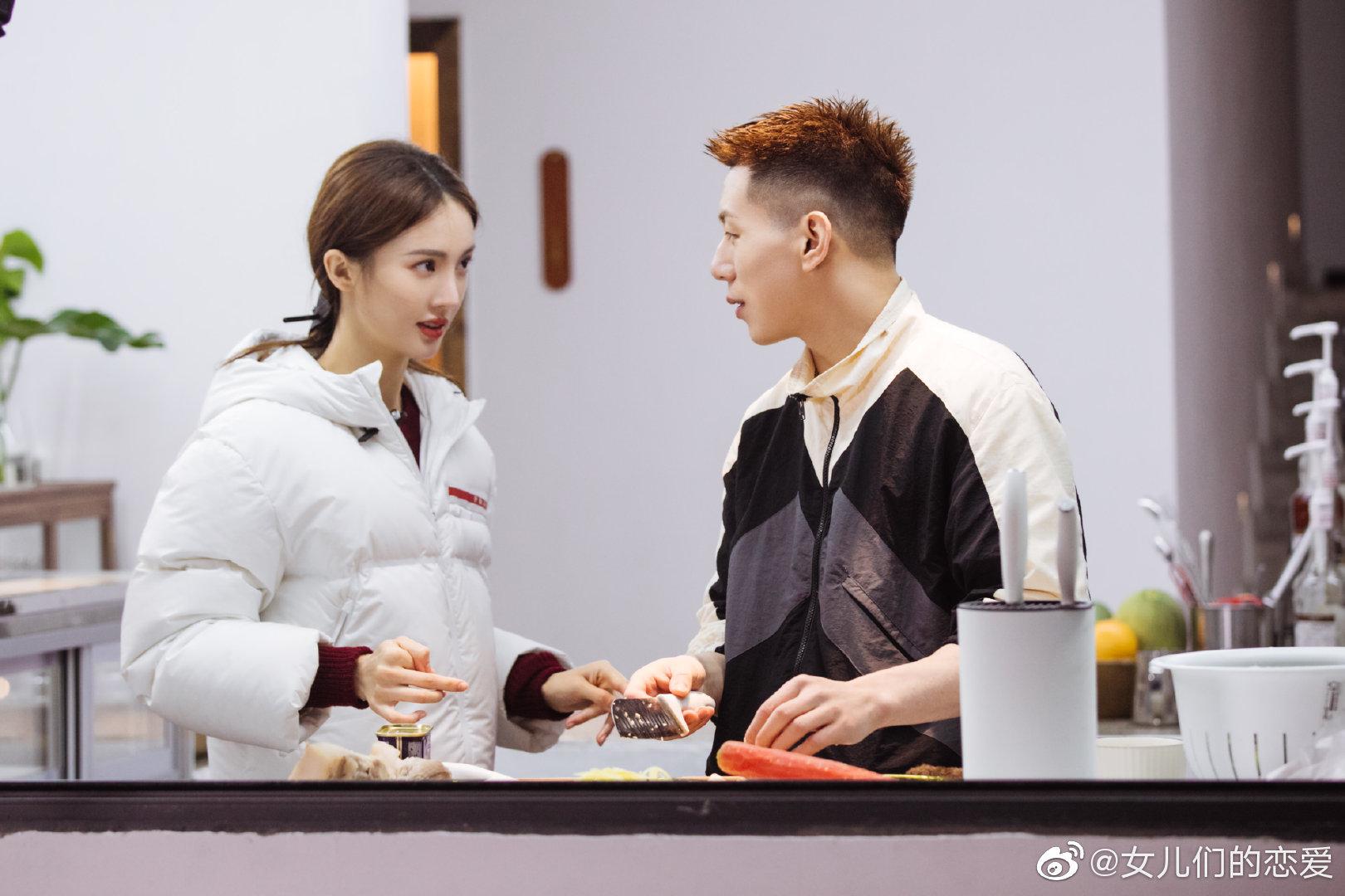 与casper卡斯柏一起自己准备晚餐两人在市场向老板询价