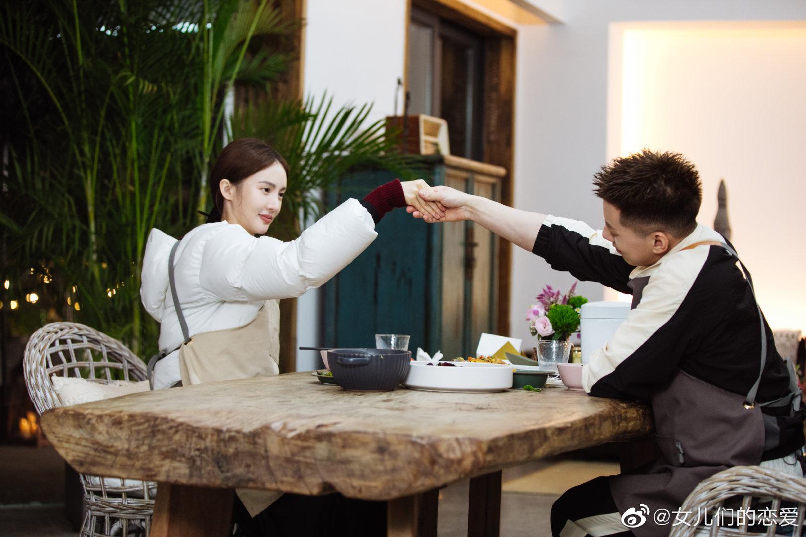 与casper卡斯柏一起自己准备晚餐两人在市场向老板询价