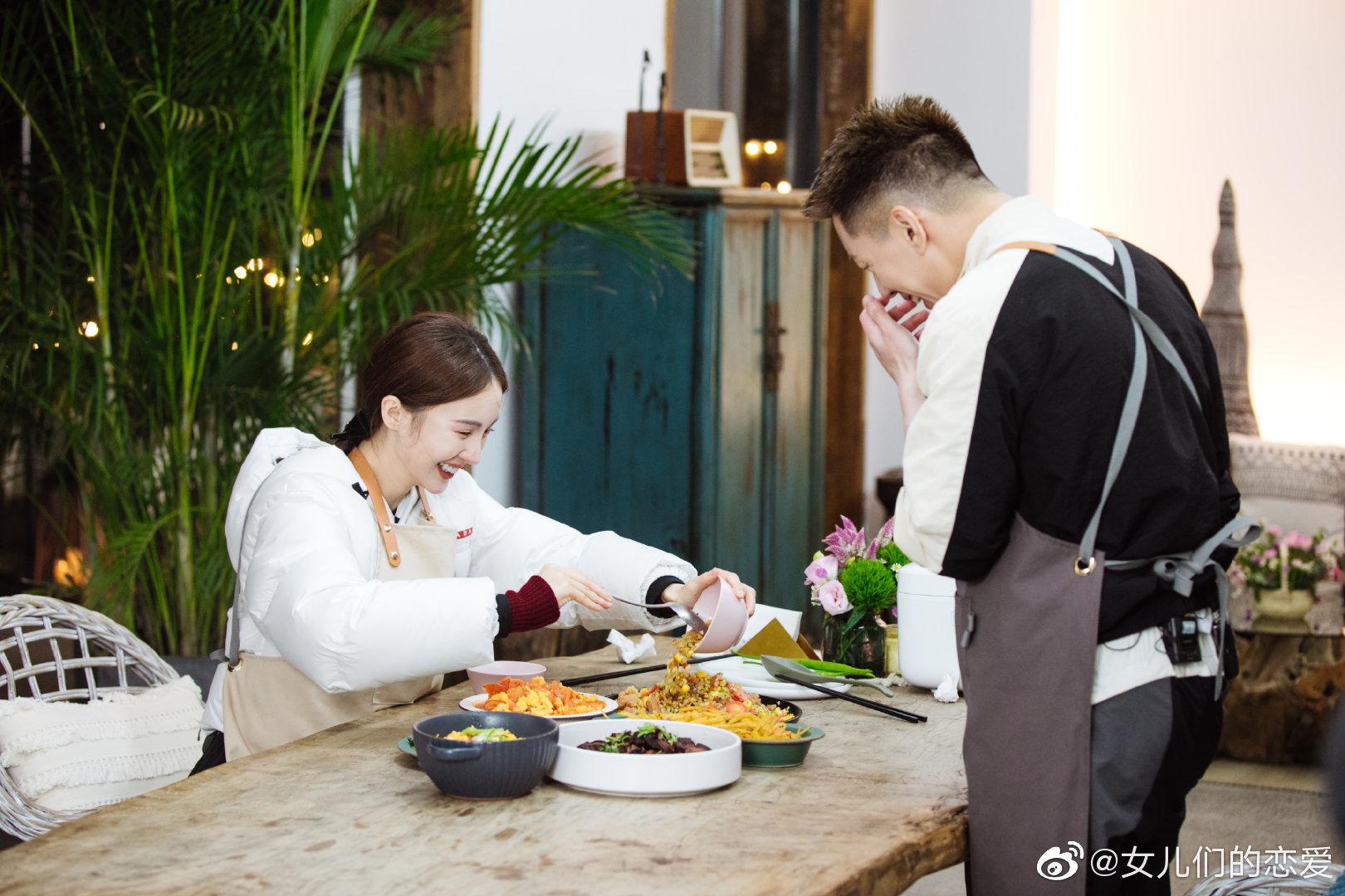 与casper卡斯柏一起自己准备晚餐两人在市场向老板询价