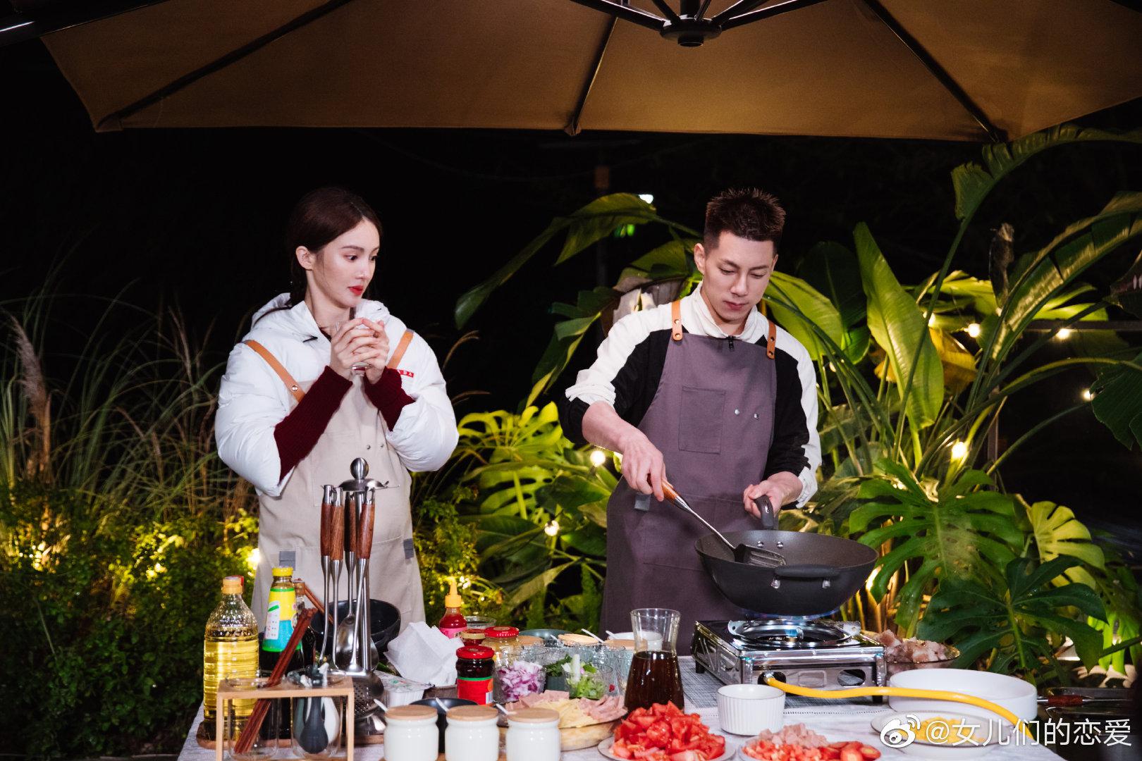 与casper卡斯柏一起自己准备晚餐两人在市场向老板询价