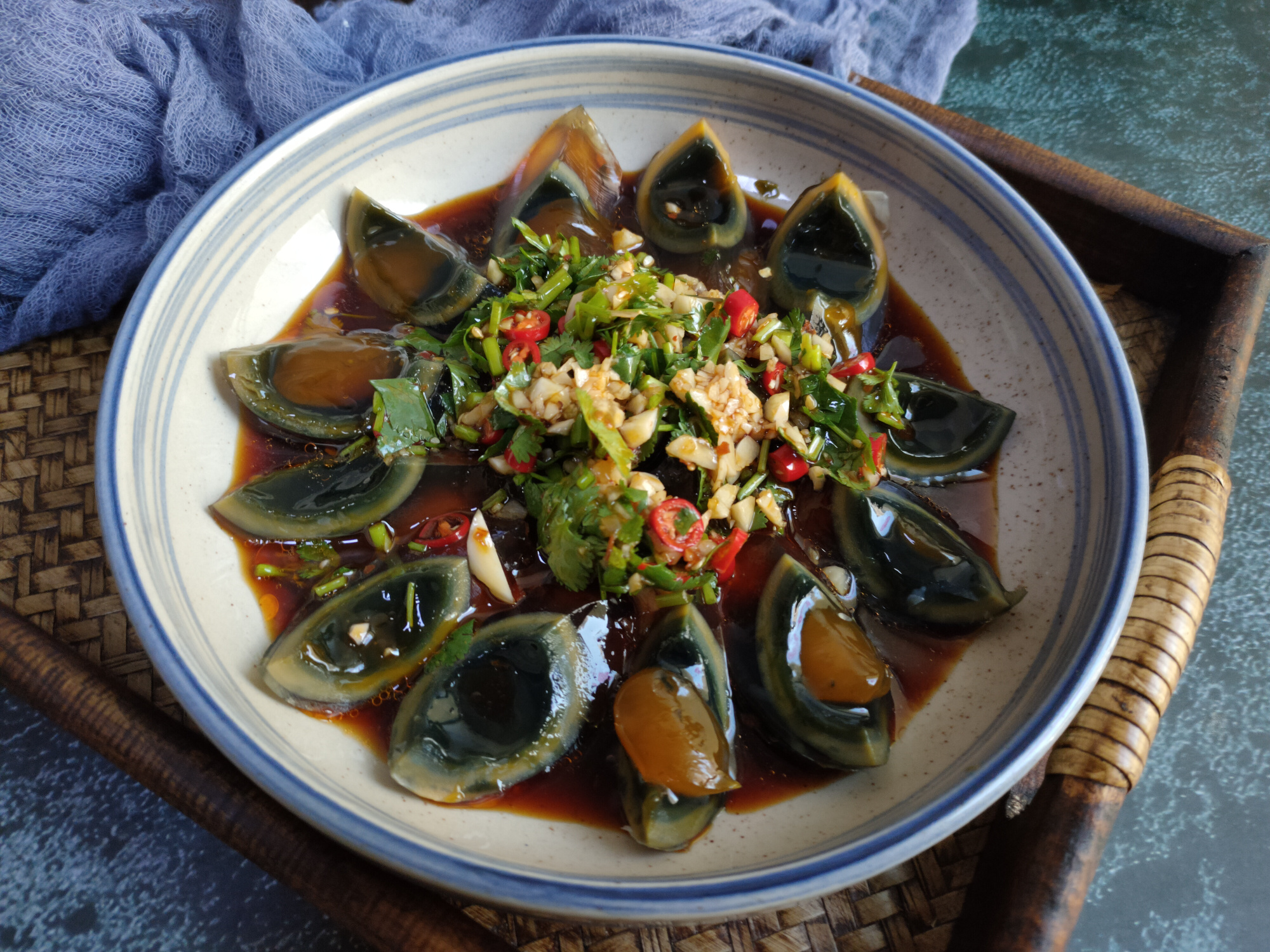 做凉拌皮蛋时,多加"三样调料",皮蛋不腥不涩,嫩滑鲜香