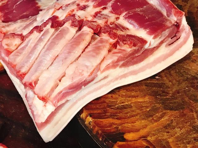 挑五花肉有讲究,肉店老板透露4个诀窍,学会后,再也不会买错了