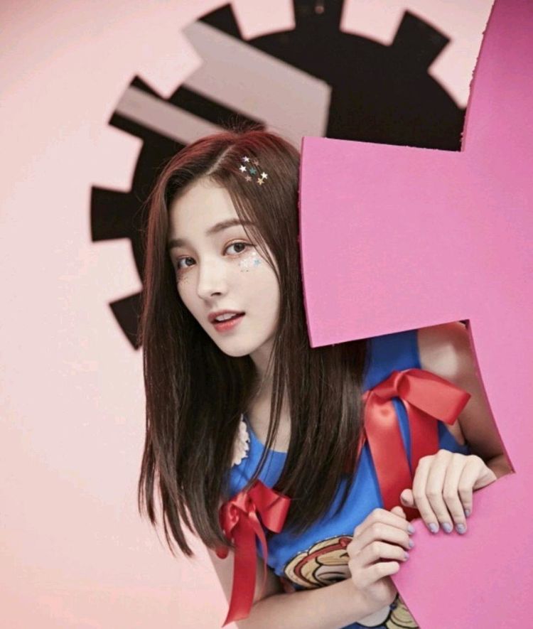 nancy换衣服时的照片被卖引起粉丝的愤怒