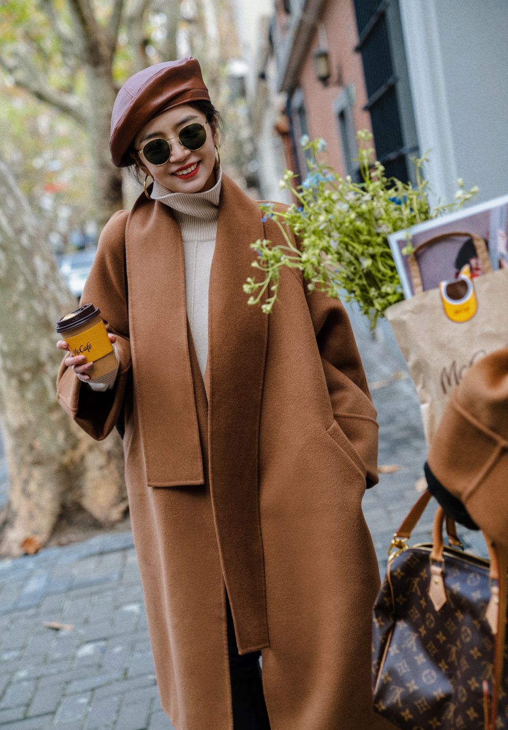 刘敏涛素颜亮相机场衣着朴素没特点看着和普通人没什么差距