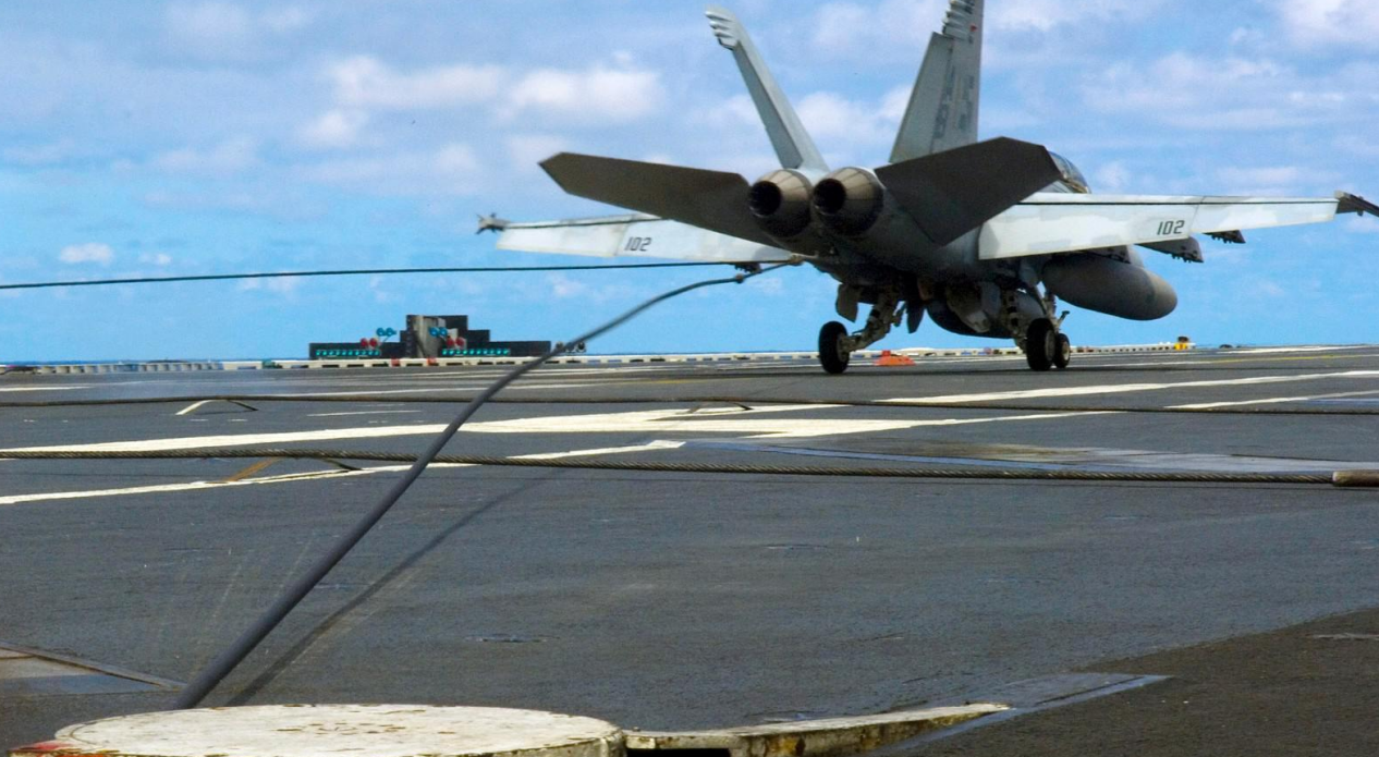 舰载机在降落的时候,应该做几个步骤,才能保证人员安全?