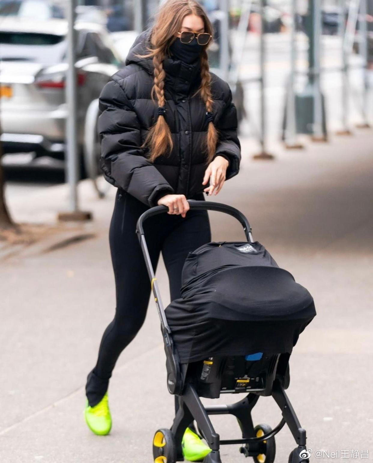 gigihadid今日纽约街拍又是推着女儿的婴儿车上街