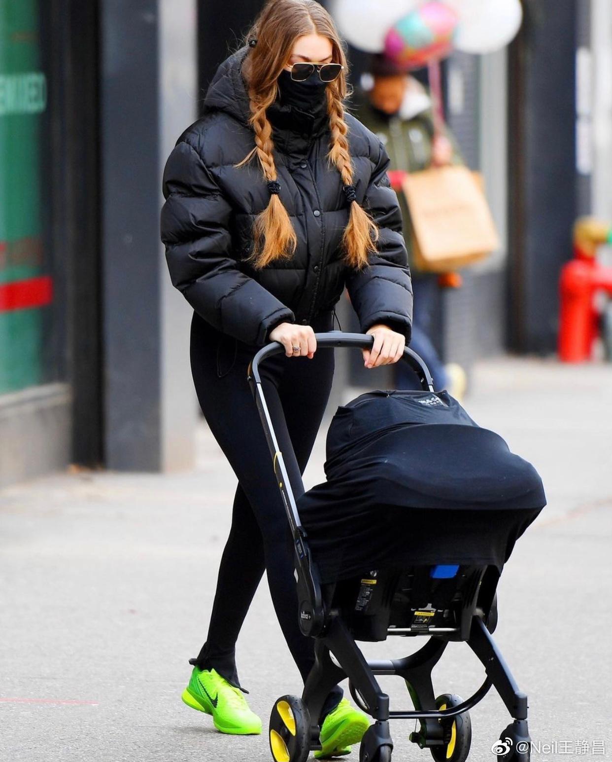 gigihadid今日纽约街拍又是推着女儿的婴儿车上街