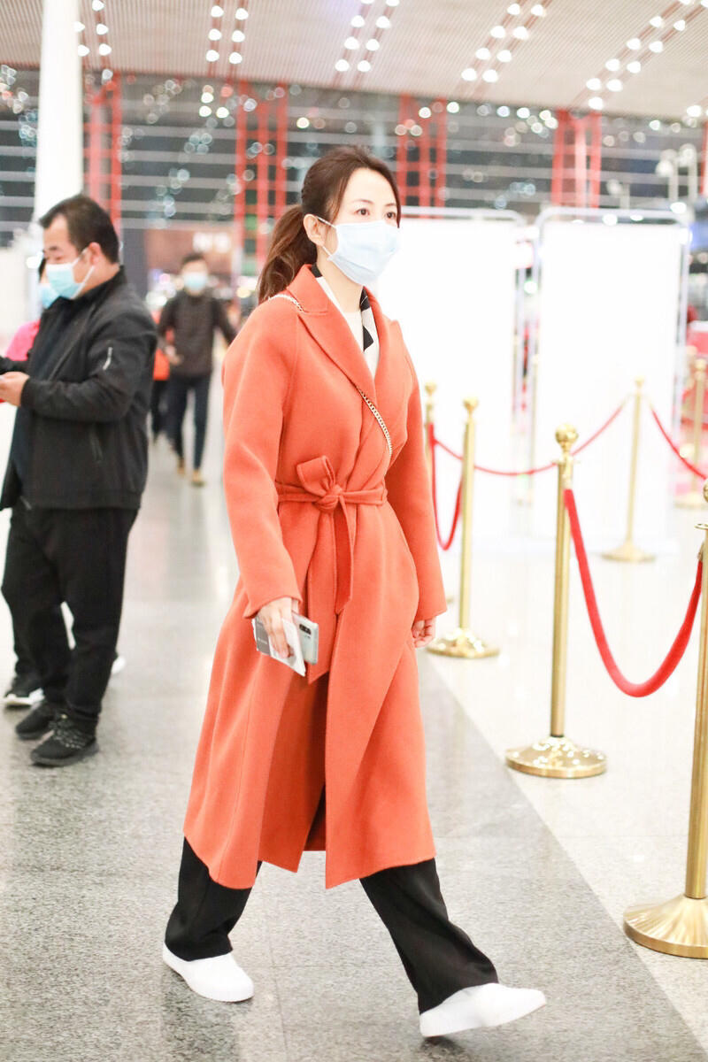 杨童舒美出新高度穿一件蓝色连体裤亮相高级优雅女神范十足