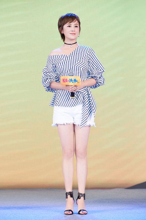 马丽产后首亮相穿衬衫裙气质温婉优雅没胖反倒瘦了不少